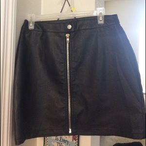 100 percent polyester skirt . Size L